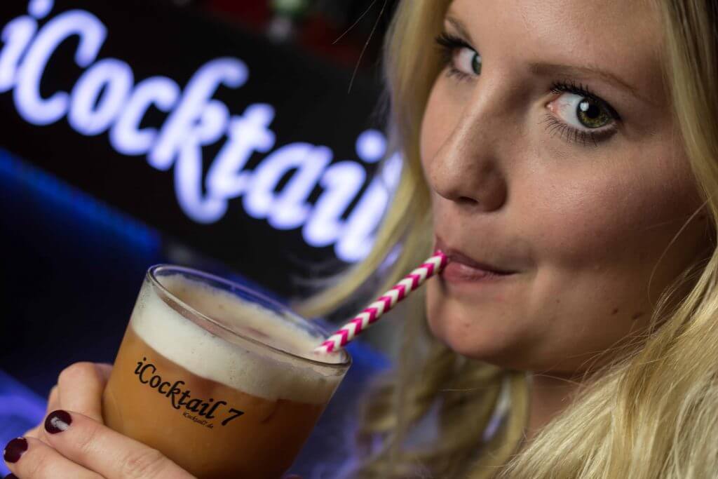 iCocktail7 Cocktailmaschine - Cocktail mit Strohhalm